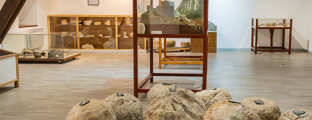 Musée de Montségur, maquette du château et boulet de canon envoyé par les ennemis